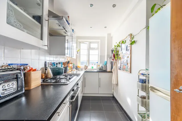 Photo 3 — 34 Ashford Court, Ashford Road, London