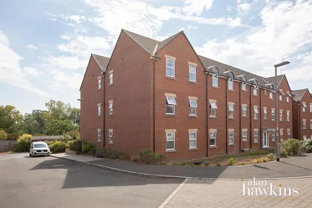 Cloatley Crescent, Royal Wootton Bassett, SN4, photo 1