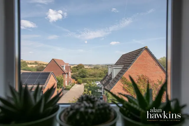 Cloatley Crescent, Royal Wootton Bassett, SN4, photo 2