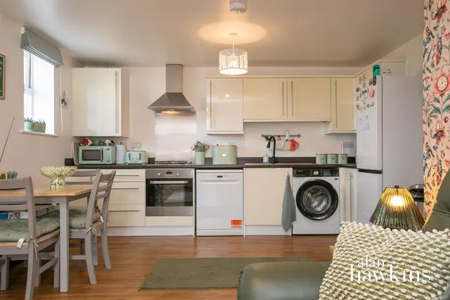 Cloatley Crescent, Royal Wootton Bassett, SN4, photo 3