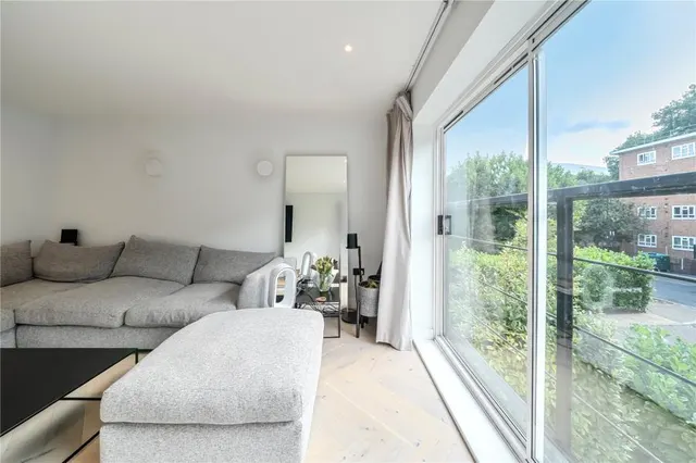 Mill Pond Close, Vauxhall, SW8, photo 2