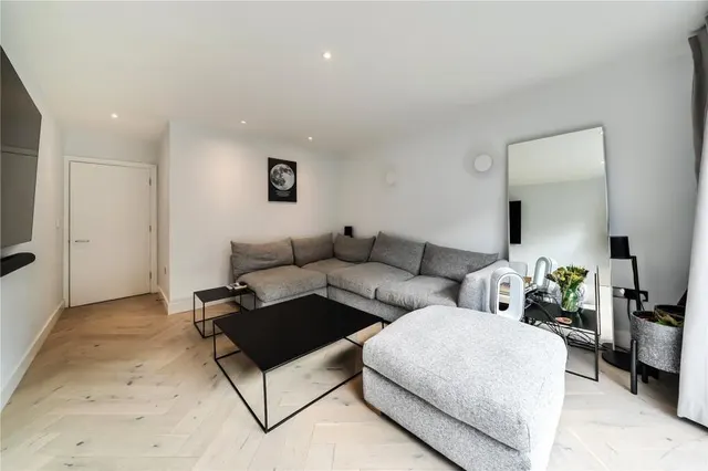 Mill Pond Close, Vauxhall, SW8, photo 3