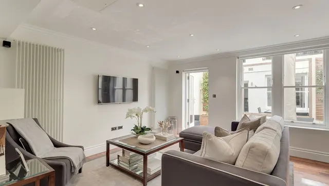 2 bedroom flat, Kensington Gardens Square, London, W2