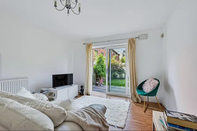 Wrexham Road, London, photo 3