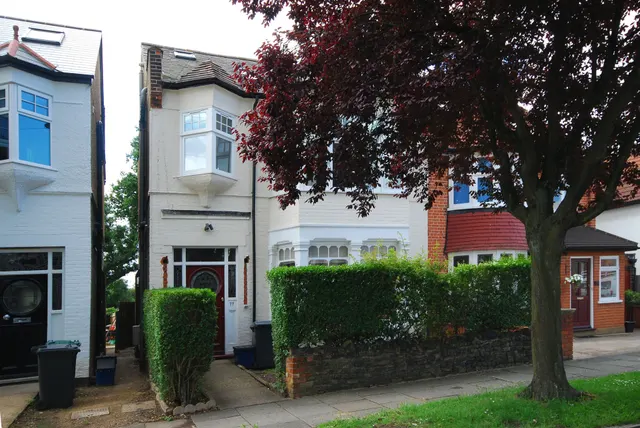 77 Queens Avenue, London, photo 1