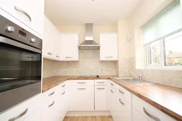 Kingston Avenue, Leatherhead, KT22, photo 2