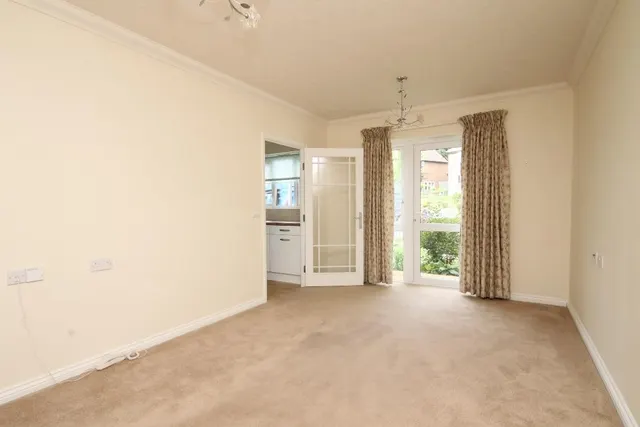 Kingston Avenue, Leatherhead, KT22, photo 3