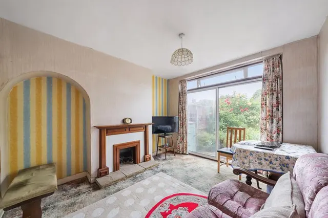 Photo 3 — Chatham Close, Sutton SM3 9JF