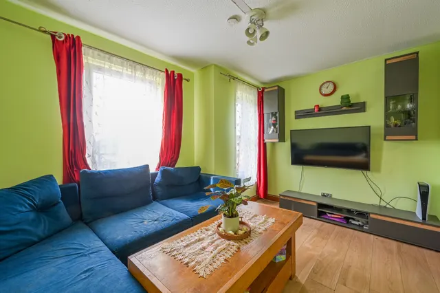 215 Tollgate Road, London, photo 1