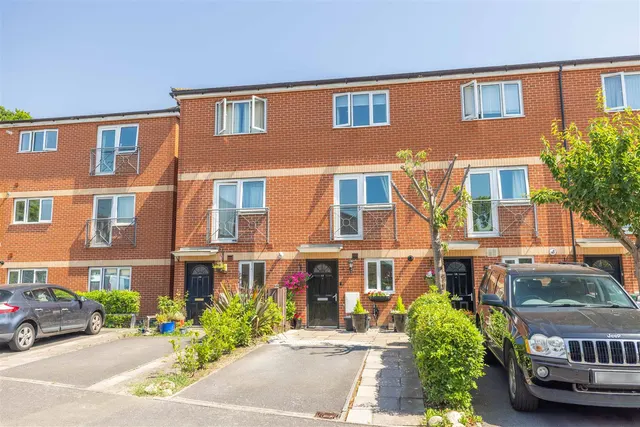 Spitfire Close, Slough, SL3 8GY, photo 1