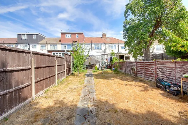Albany Park Avenue, Enfield, photo 2
