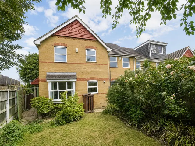 Christabel Close, Isleworth, photo 1