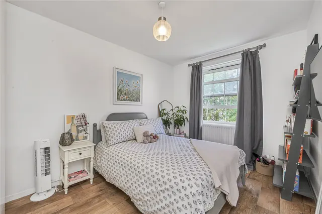 Photo 2 — Gracefield Gardens, London, SW16