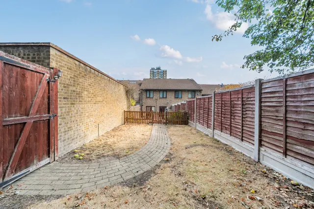 Photo 3 — Sheldon Close, London, SE20