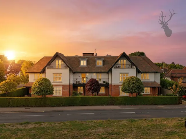3 bedroom flat, Orchard Drive, Epping, CM16