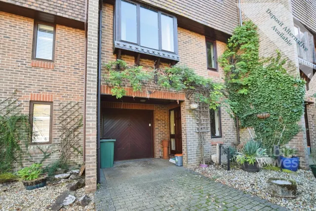 The Willows Station Road, RH20, photo 1