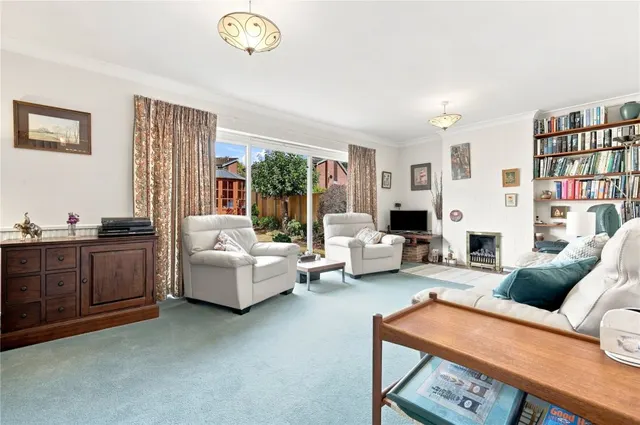 with 4 bedrooms in Stansted, CM24, photo 2