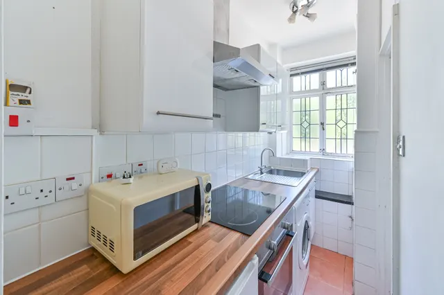 Photo 3 — 10 Tudor Close, Brixton Hill, London