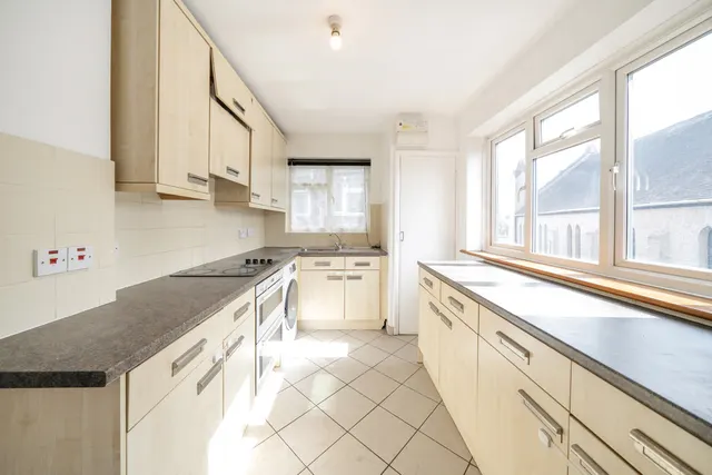 Spacious 2 Bedroom Maisonette with Private Garden & Parking, UB10, photo 2