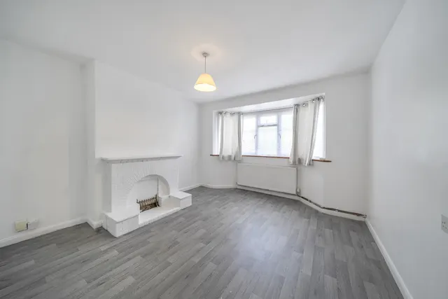 Spacious 2 Bedroom Maisonette with Private Garden & Parking, UB10, photo 3