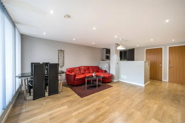 Paramount, Swindon, SN1, photo 3