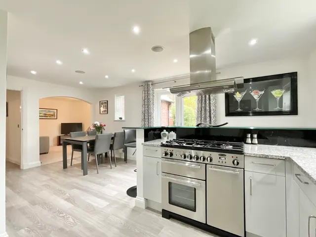 Kingsdown Close, Weston, CW2, photo 2