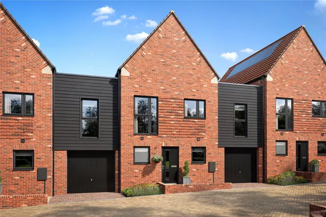 with 3 bedrooms in Moor Hall Road, Harlow, CM17, photo 1