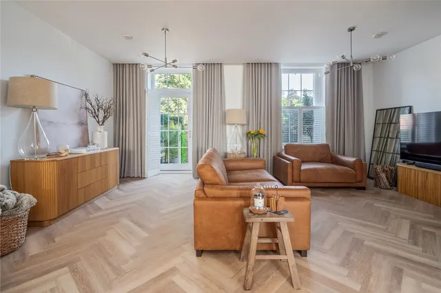 Bloomesbury Avenue, St James' Park, M20, photo 2
