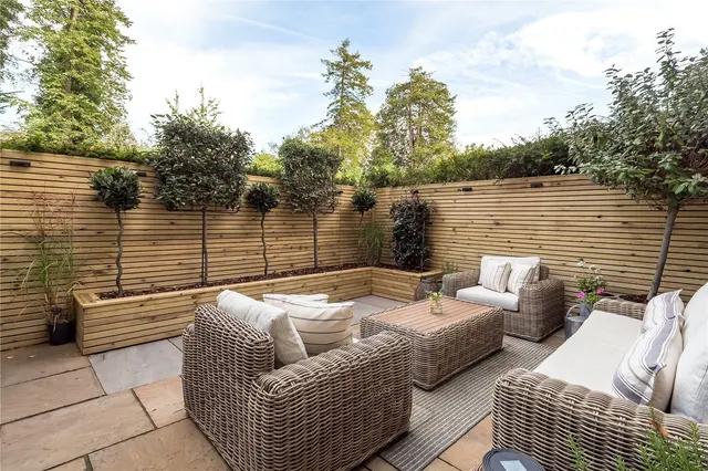 Bloomesbury Avenue, St James' Park, M20, photo 3