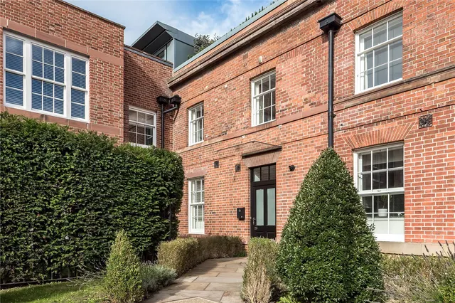 Bloomesbury Avenue, St James' Park, M20, photo 1