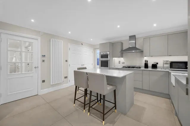 Cavendish Place, London, NW2, photo 2