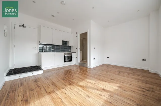 New Broadway, Tarring, BN11, photo 1