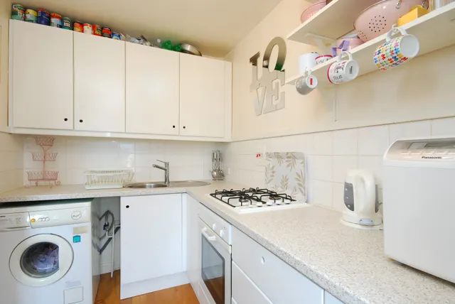 Photo 3 — Flat 14, 16 Nevern Square, London