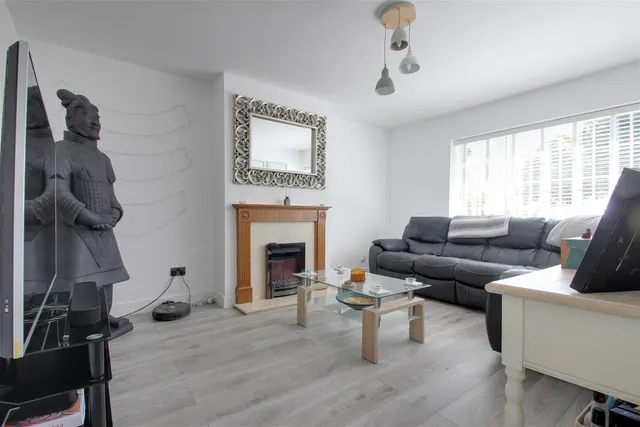Photo 3 — Windermere Crescent, Goring-By-Sea, Worthing