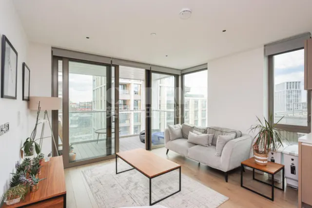Prince of Wales Drive, London, SW11, photo 1