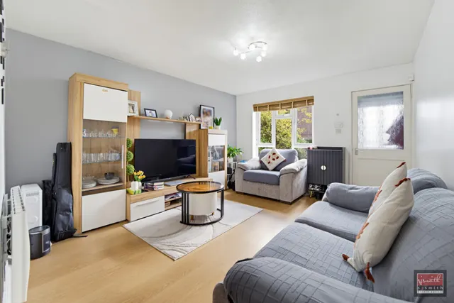 Douglas Road, Stanwell, TW19, photo 2