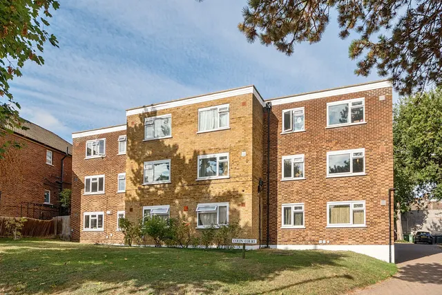 Ravensbourne Park Crescent, London, SE6, photo 1