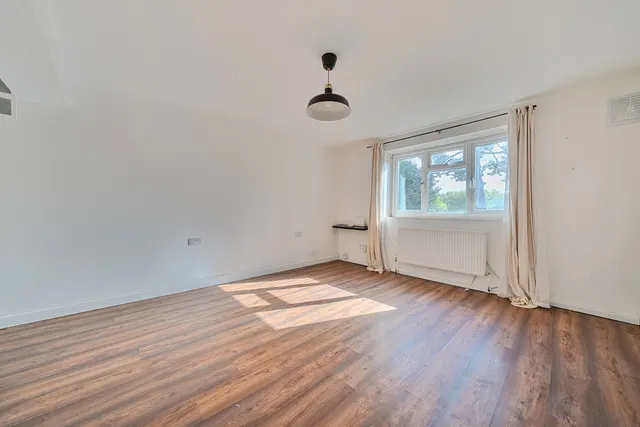 Ravensbourne Park Crescent, London, SE6, photo 2