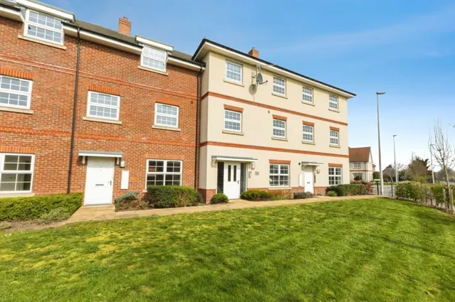 Hayes Drive, Three Mile Cross, RG7, photo 1