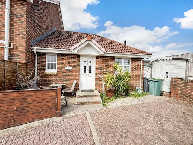 Summerhill Close, Sandown, PO36, photo 1