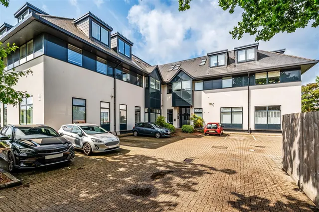 Challenge Court, Leatherhead, KT22, photo 1