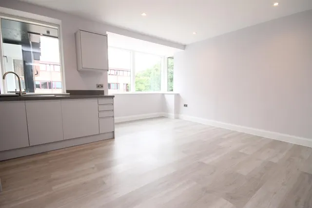 Challenge Court, Leatherhead, KT22, photo 3