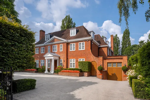 Photo 3 — Winnington Road, Hampstead, London