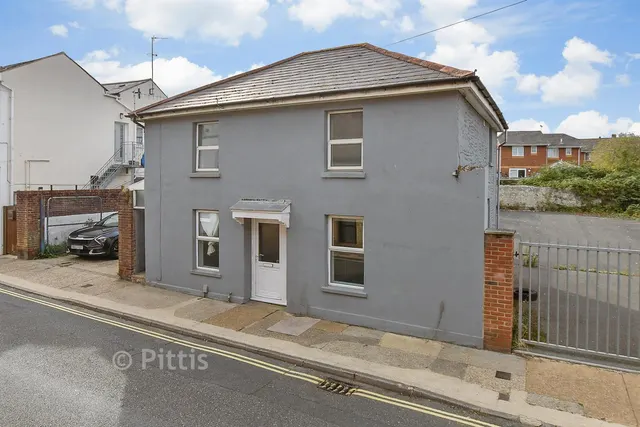 St. John's Road, Sandown, PO36, photo 1