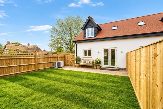 Worminghall Road, Ickford, HP18, photo 2