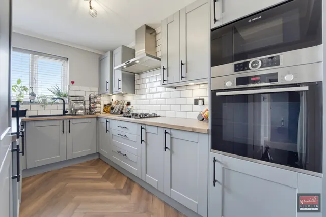 Oakhall Drive, Sunbury-on-Thames, TW16, photo 2