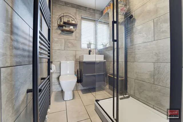 Oakhall Drive, Sunbury-on-Thames, TW16, photo 3