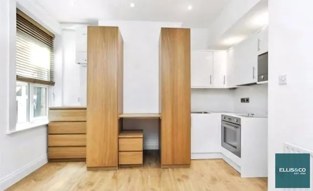 Ballards Lane, Finchley, N3, photo 2