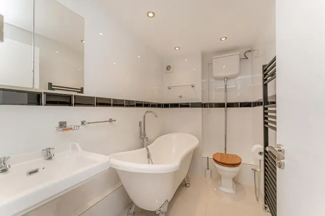 Caroe Court, Edmonton, N9, photo 3
