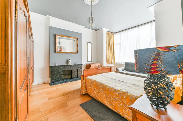 Photo 2 — 73b Woodside Green, London